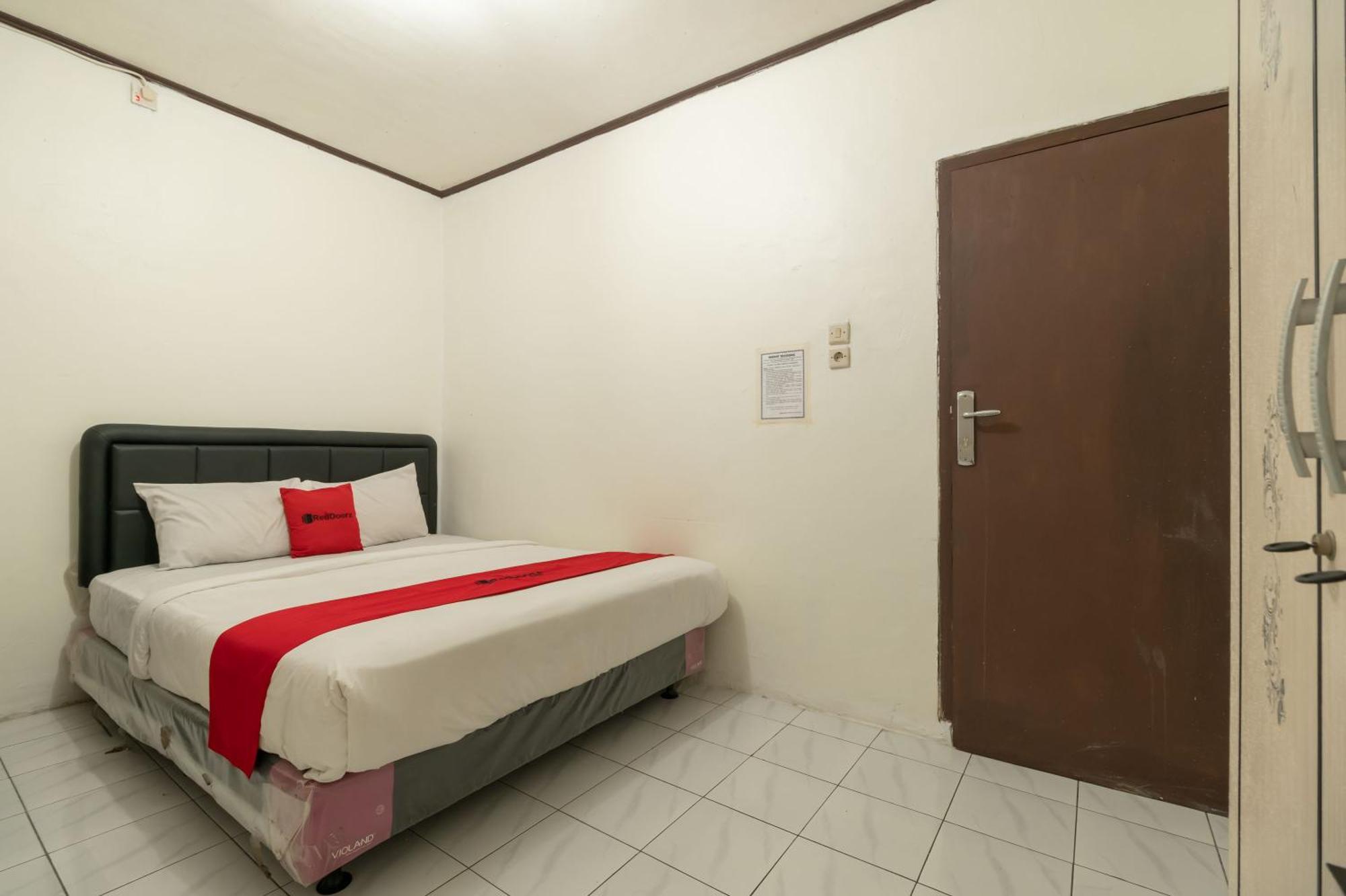 ג'קרטה Reddoorz Near Pondok Indah Water Park מראה חיצוני תמונה
